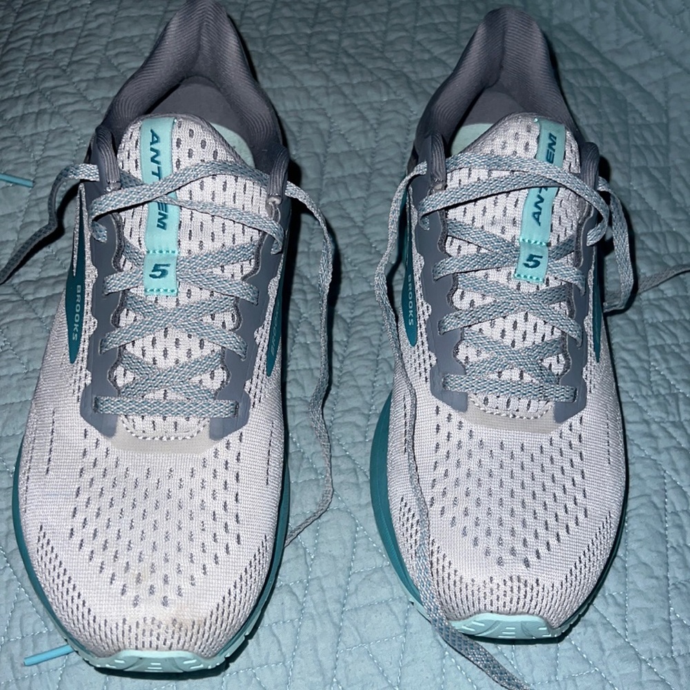 Anthem brooks running /walking shoes sort of a turquoise/gray